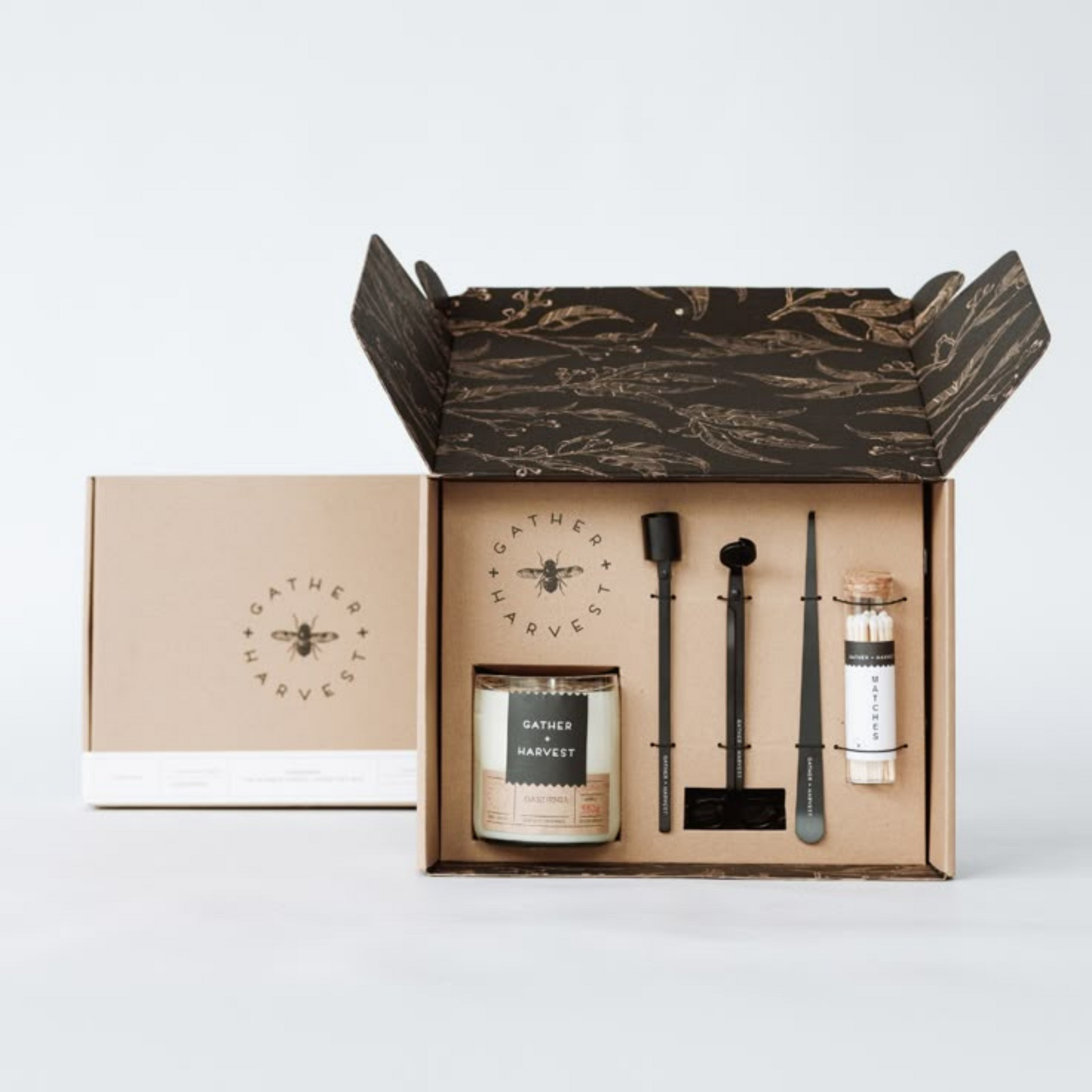Eco-friendly kraft gift candle packaging with seasonal tag